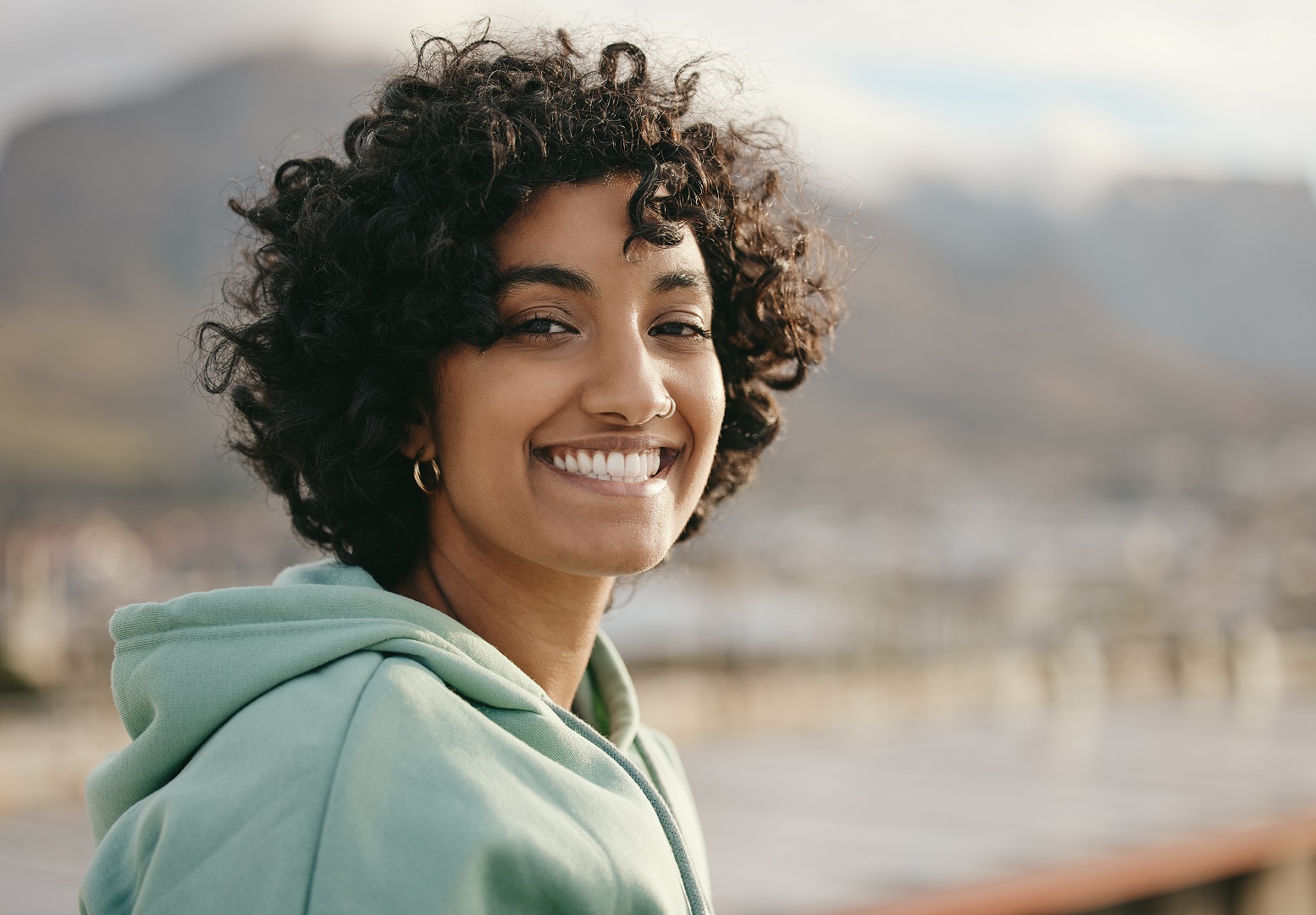 Will bleaching my dental implant change the color?